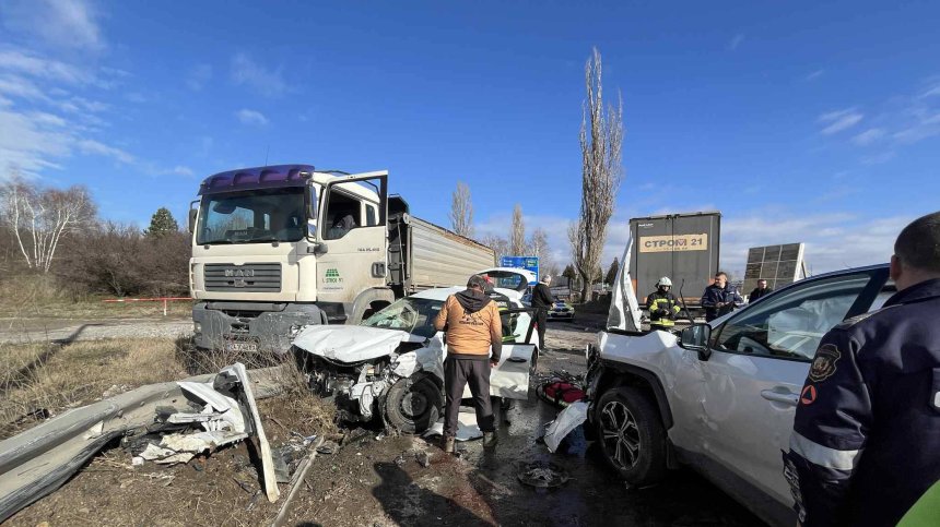 Катастрофа с два товарни и пет леки автомобила при Суходол