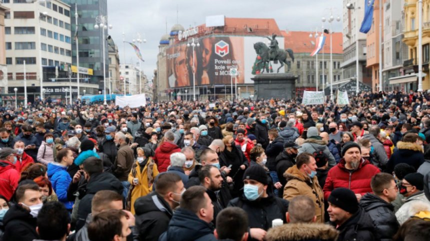 Хиляди на протест в Загреб срещу ограниченията заради Ковид-19