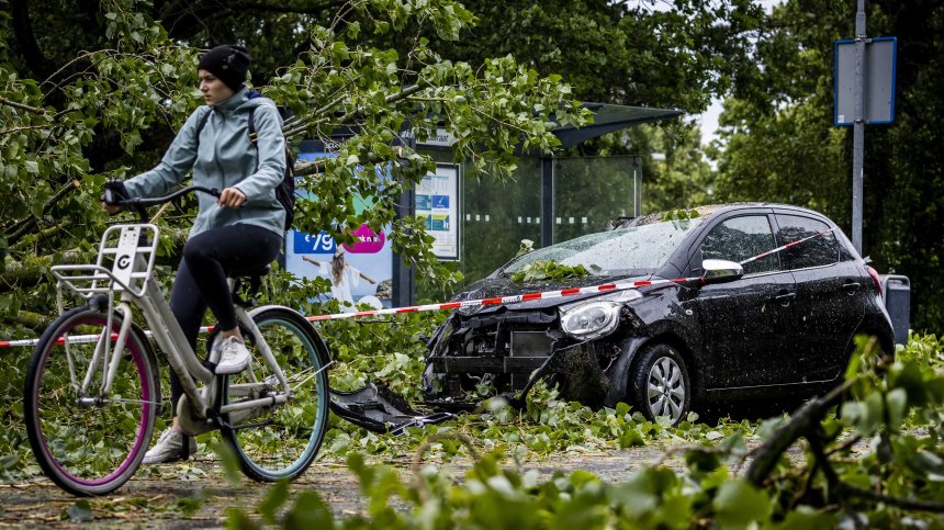 Мощна буря връхлетя Нидерландия, призоваха гражданите да не излизат (+ВИДЕО)