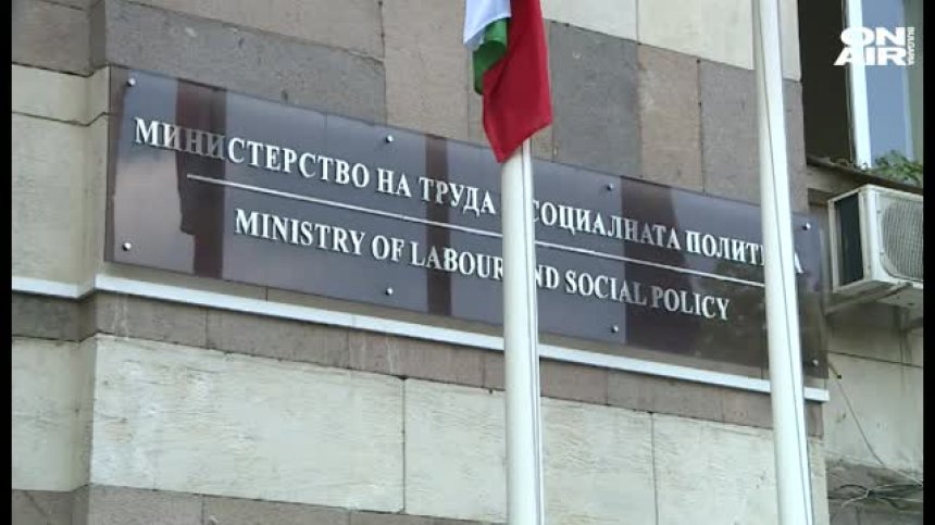 Разговорите за Закона за личната помощ продължават, а палатките остават