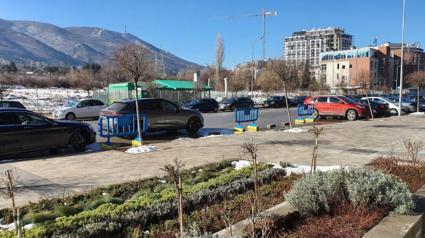В район "Триадица" пазят паркоместа за избрани хора, пътят бил частен