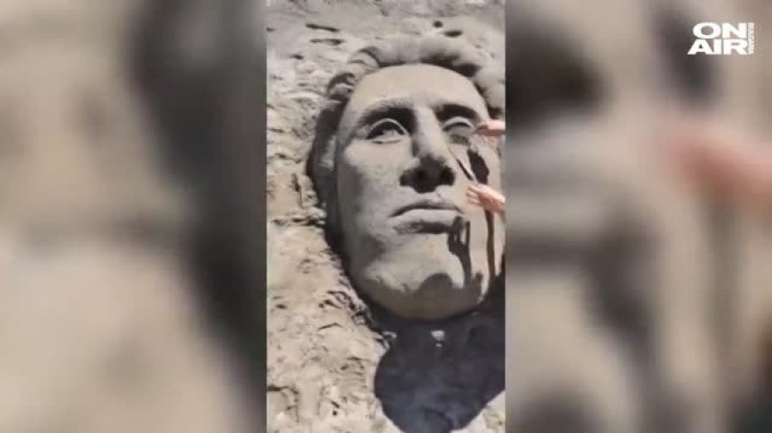Ликът на Левски се появи на плажа в Бургас