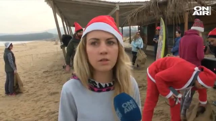 Доброволци чистят от боклуци плажа Аркутино