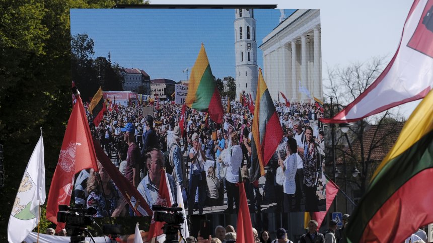Хиляди протестират в Литва срещу здравния пропуск, животът без него е почти невъзможен