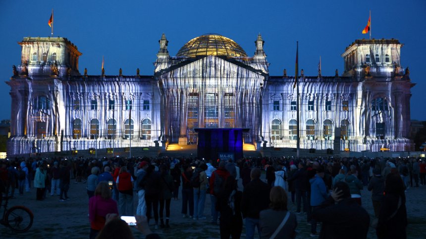 Местни и туристи се радват на светлинното "опаковане" на Райхстага в Берлин