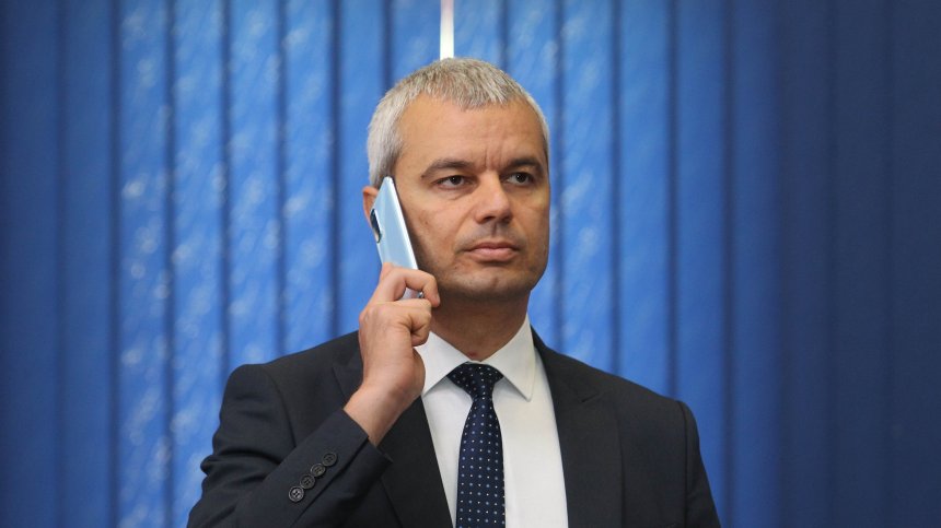 Лидерът на "Възраждане" избухна срещу журналисти