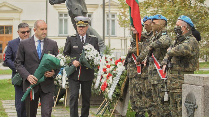 Радев отдаде почит пред подвига на загиналите парашутисти