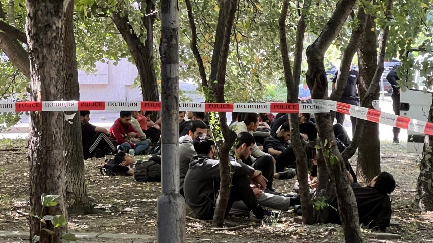 Залива ни мигрантска вълна, граничните власти са подложени на огромен натиск