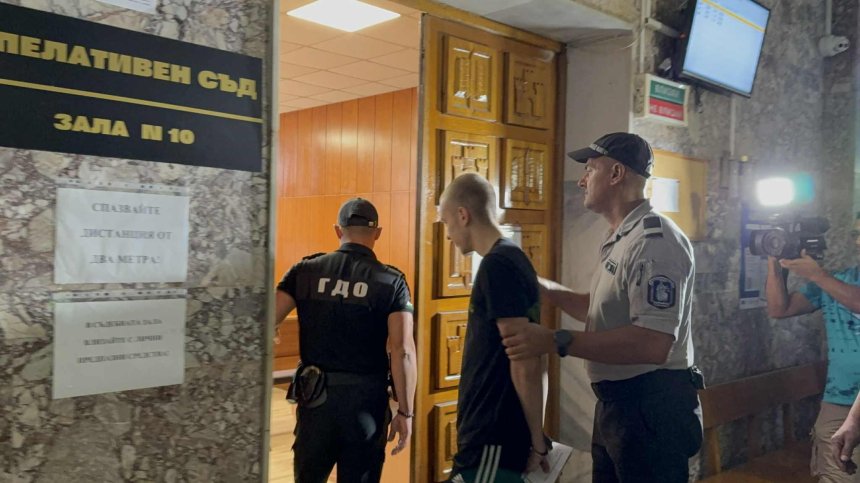 Съдът прати у дома единия от обвинените за побоя над полицейския шеф в Русе