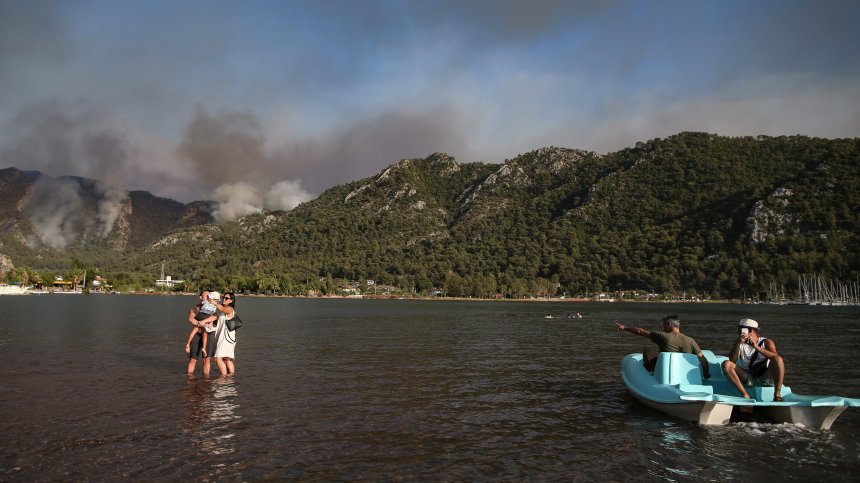 Туристи бягат с лодки от турските курорти заради пожарите