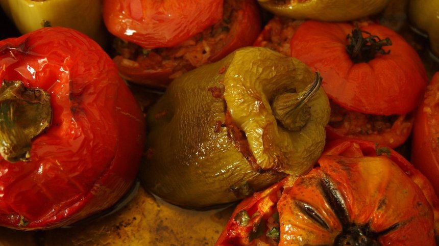 Пълнени чушки с яйце, спанак и сирене фета