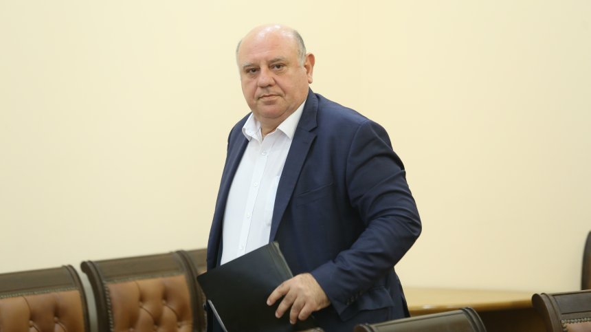 Уволниха шефа на "Морска администрация" заради провала със заседналия кораб