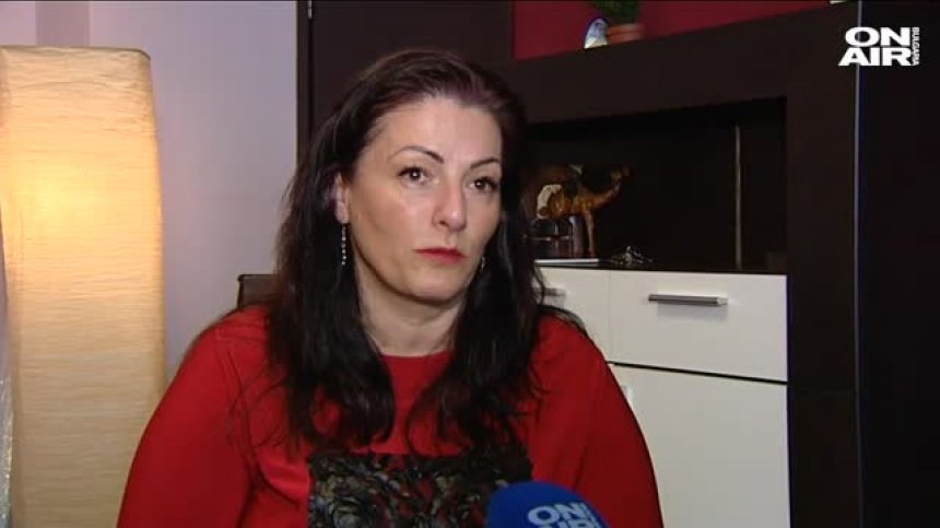 Благородно: Жена чете онлайн на незрящите