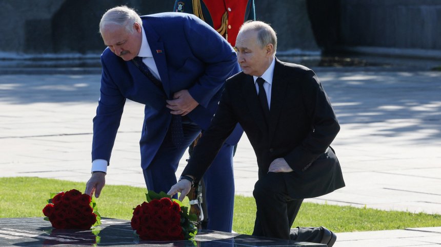 Владимир Путин и Александър Лукашенко почетоха героите от Сталинград