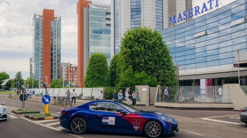 Maserati отбеляза 100 години от емблемата Тризъбец по време на 1000 Miglia 2026