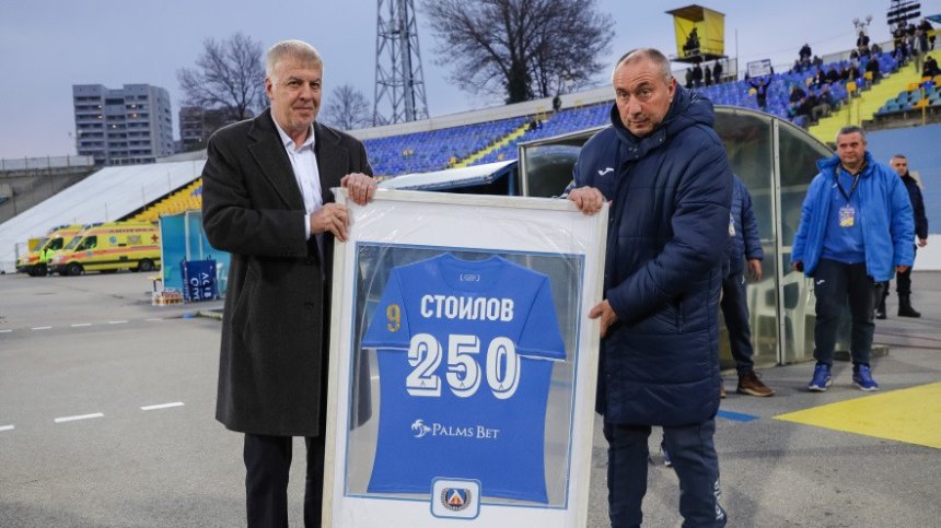 На прощаване? Мъри Стоилов и спонсорът на "Левски" с телефонен разговор преди мача