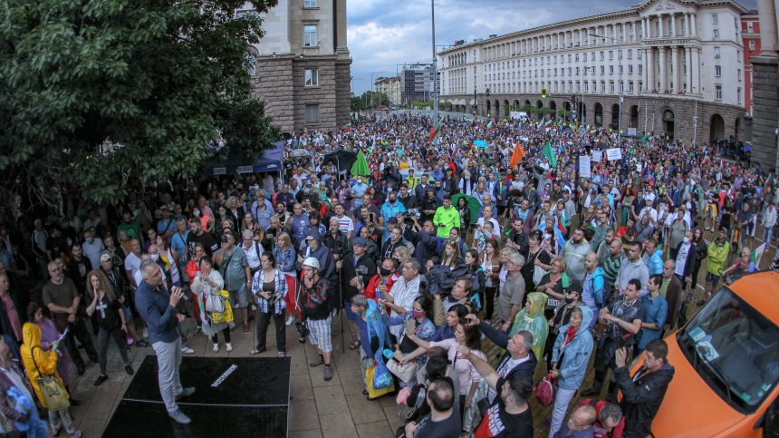 Жена заплаши, че ще се самозапали, ако полицията вдигне блокадите отново