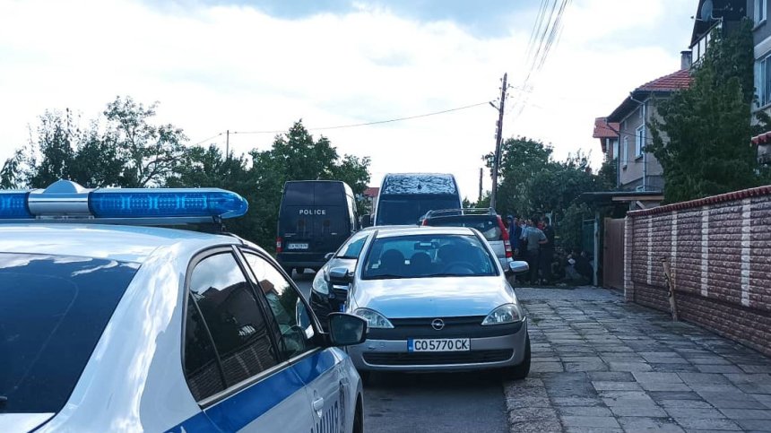 Задържан е шофьорът на микробуса с мигранти в Костинброд. Кметът: Разигра се истински екшън