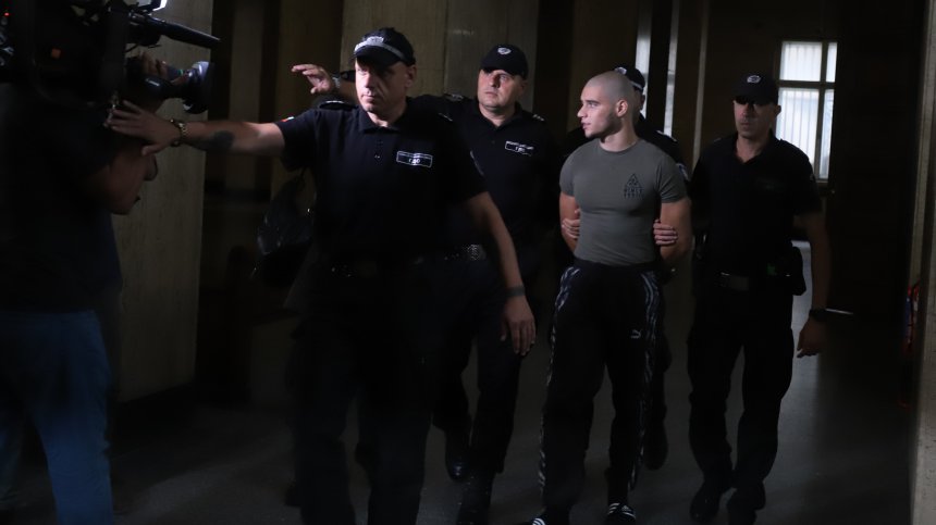 Върнаха в ареста прокурорския син в Перник, излизал от жилището си най-спокойно