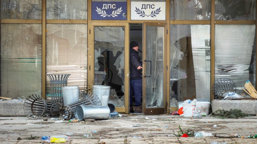 Така изглеждат офисите на ГЕРБ и ДПС-НН след снощния протест (СНИМКИ)