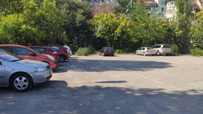 Продължава незаконното паркиране върху общински площи в район "Младост"