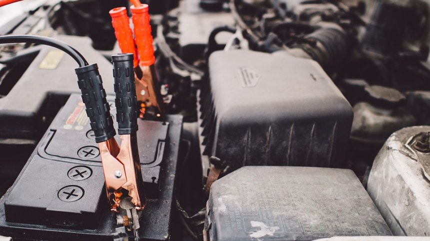 Защитният капак на автомобила - как може да повреди акумулатора?