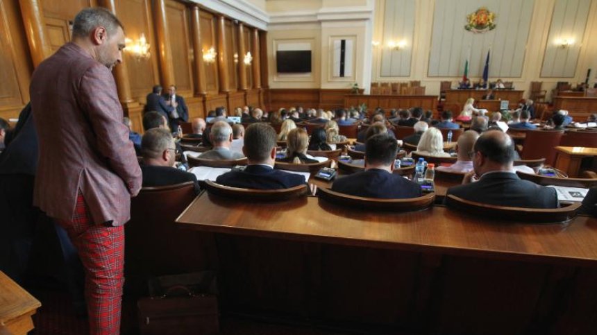 Само 8 депутати гласуваха да си намалят заплатите