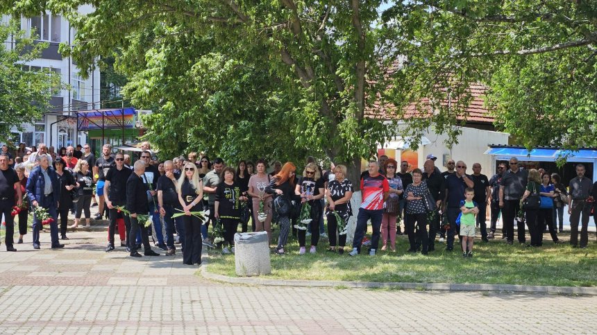 Опашка от желаещи да се сбогуват с Ангел Христов се изви в Дупница