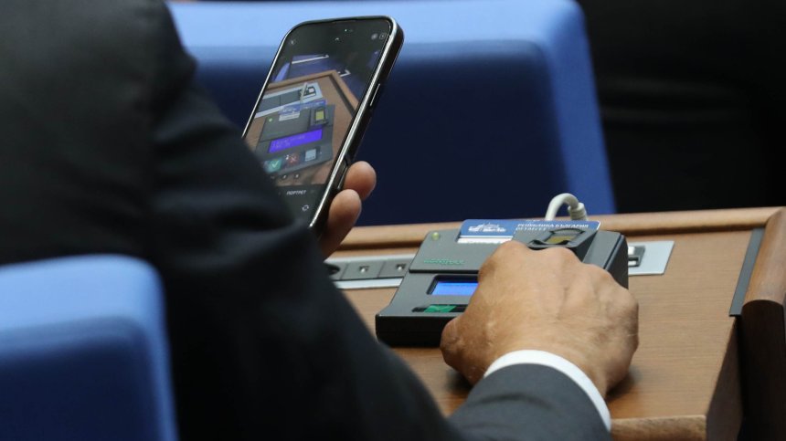 Парламентът отхвърли ветото на Радев: Сделките на "Лукойл" ще минават през ДАНС и МС