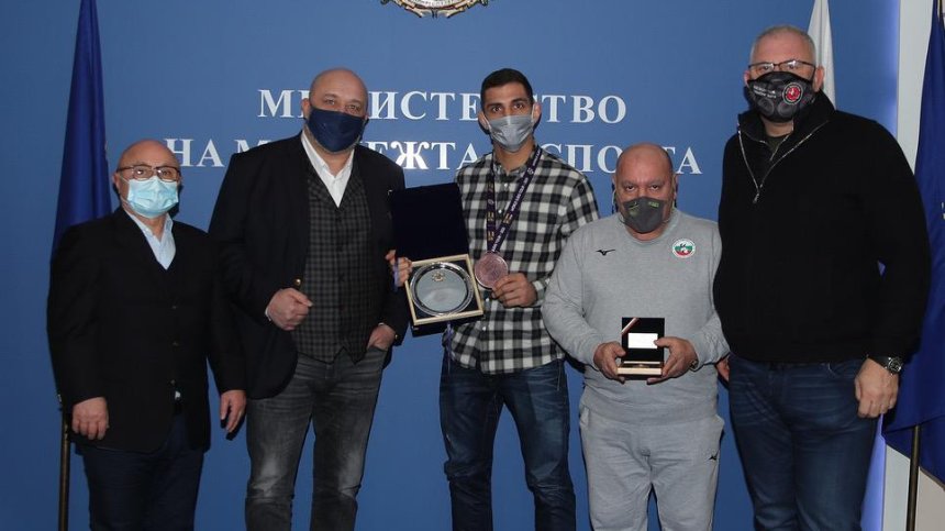 Кралев награди Ивайло Иванов за бронза на Мастърса в Доха