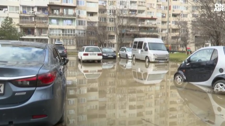 Авария на водопровод наводни десетки автомобили в София (+ВИДЕО)