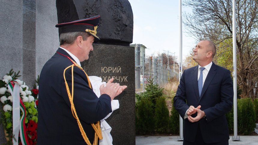 Румен Радев връчи Почетния знак на президента на шефа на пожарната
