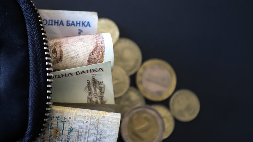 Пенсионерка открадна портфейл с 300 лв. от 76-годишна жена в Бургас