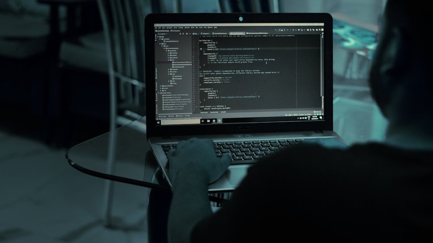 Разбиха най-голямата платформа за продажба на дрога и фалшиви пари