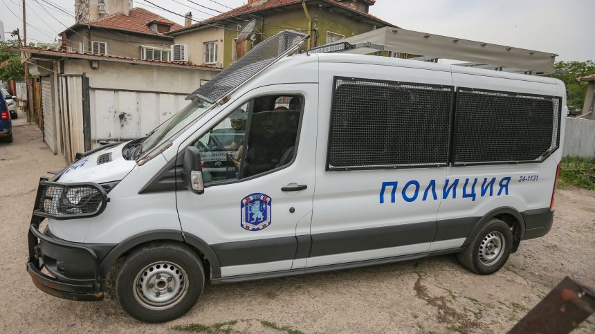 На 1 и 4 г. са децата в откраднатата от психично болния кола в Дупница, няма книжка