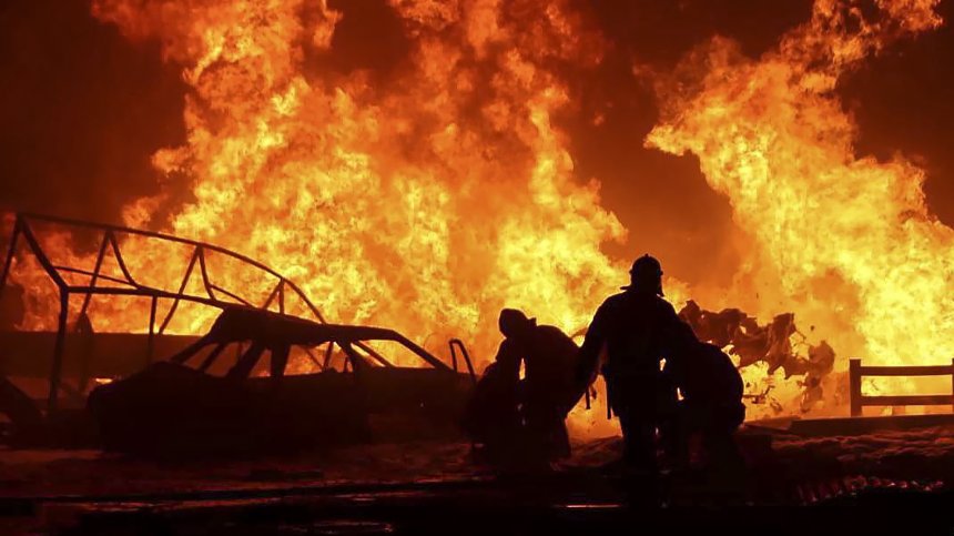 Търсят хора изпод развалините след експлозия в руския химически завод "Авангард"