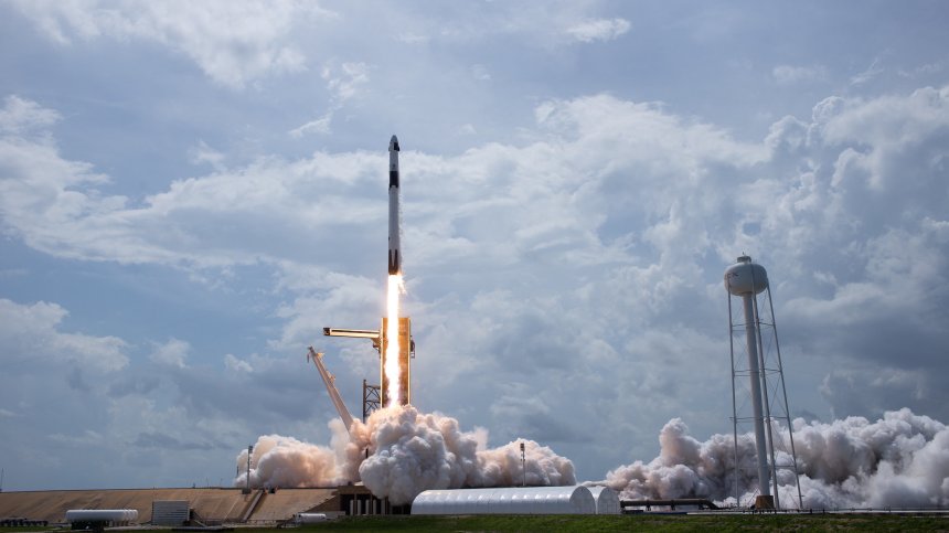 Историческата мисия на НАСА и SpaceX беше сравнена със стъпването на Луната