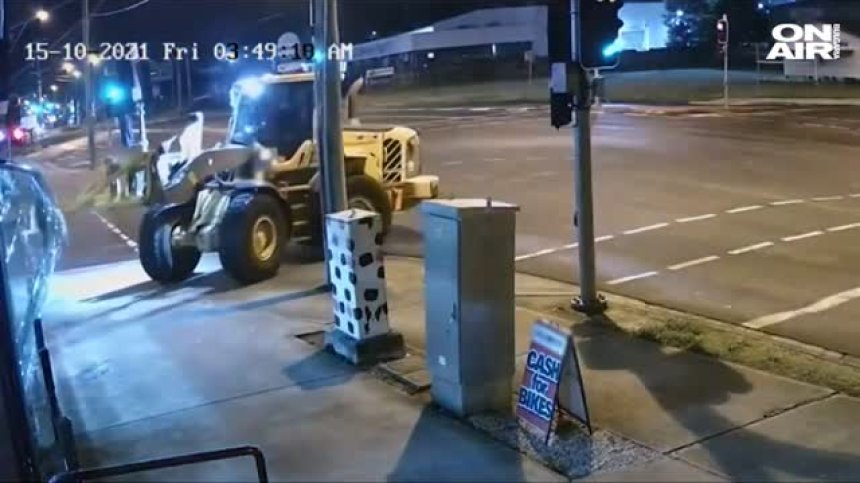 В Австралия крадат мотори от магазините директно с трактор (+ВИДЕО)