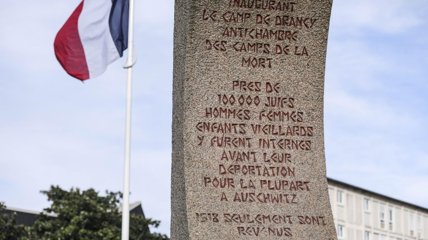 Вандали заляха паметника на Холокоста и синагоги с боя в Париж