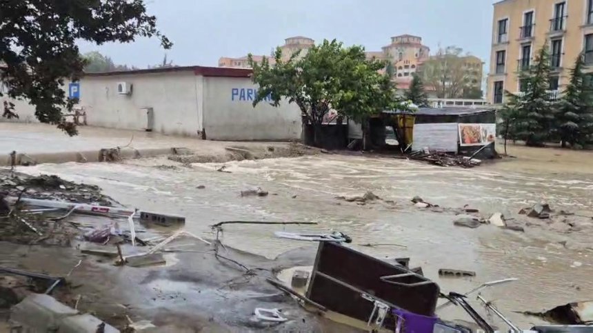 Завръщане към ужаса в Елените: "Гледахме как водата помита всичко" (ВИДЕО)