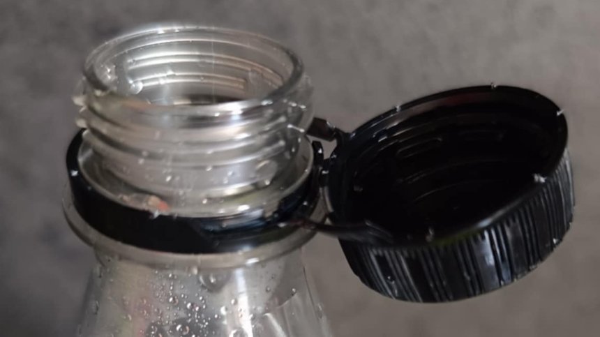 Прикрепените капачки май повече дразнят хората, отколкото предотвратяват замърсяването