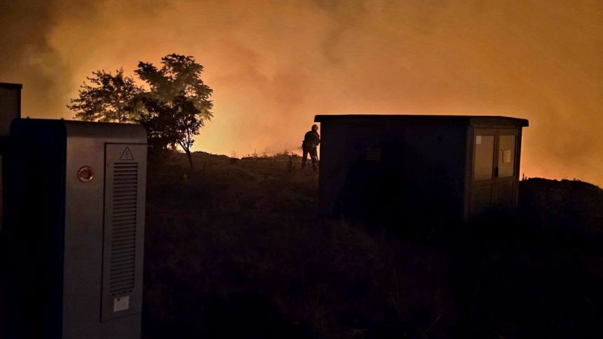 Огън край Асеновград обхвана част от депото за отпадъци, 50 пожарникари се борят със стихията