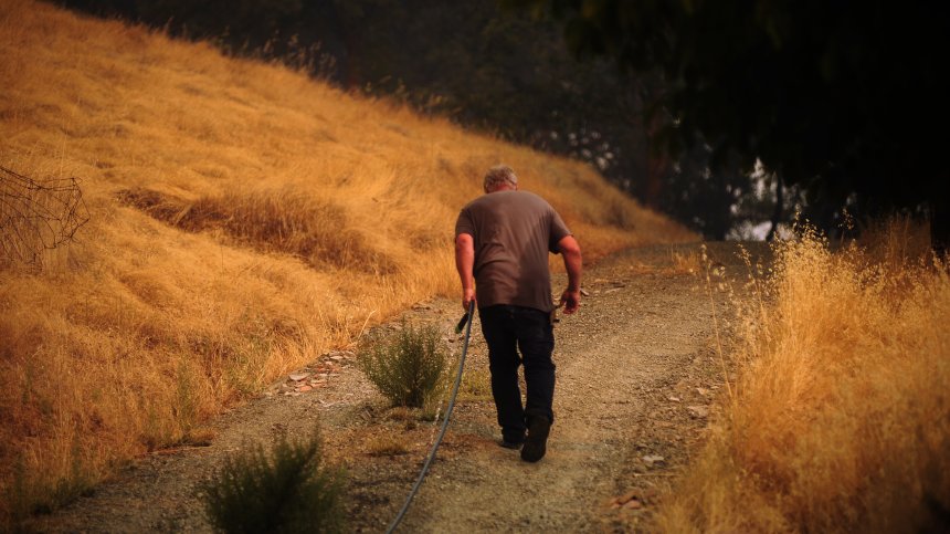 Гръмотевици предизвикаха масови пожари в Калифорния, един човек е загинал