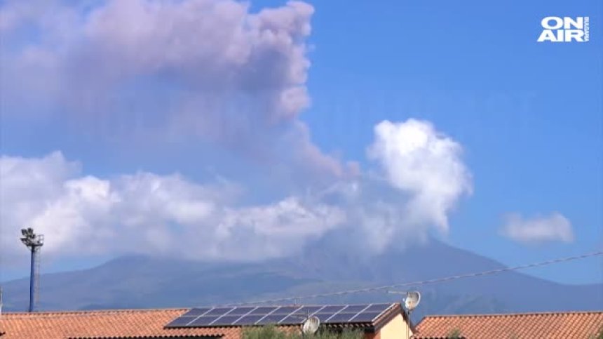 Етна изригна и изхвърли стълб от пепел с височина 4 км (+ВИДЕО)