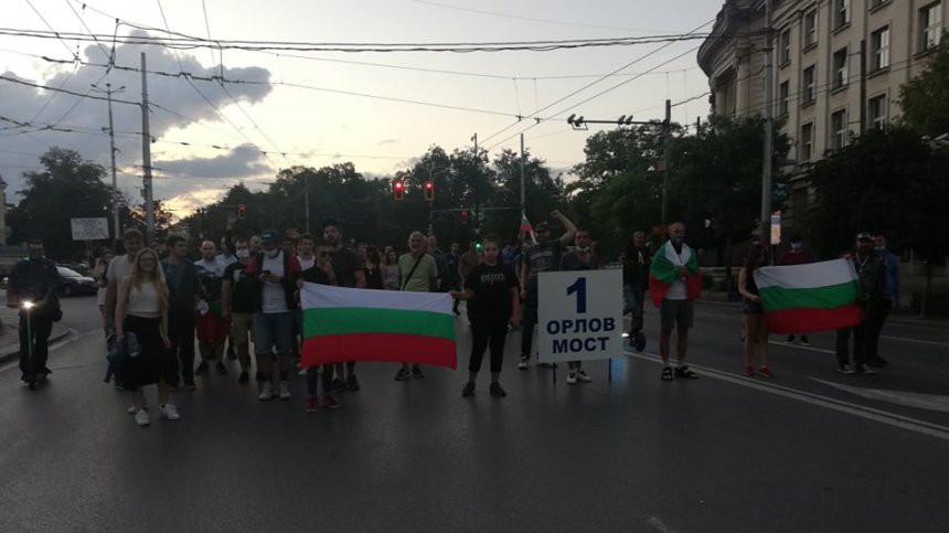 Протестиращите хвърляха свинско месо по МС, исканията остават същите