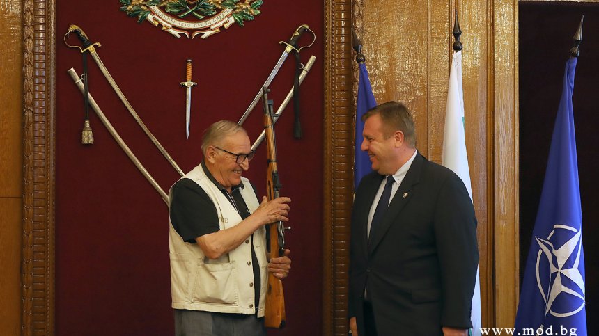 Каракачанов награди легендарния Димитър Пенев, подари му карабина
