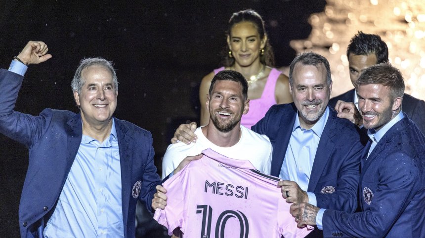 Проливен дъжд, гръмотевици и див козел посрещнаха Меси в Маями, феновете в истерия