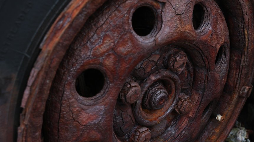 Как да се справим с ръждясалите болтове на джантите?