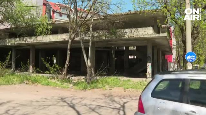 Мърсотия, смрад, боклуци... Не е картина на ужасите, а реална сграда в кв. "Слатина"