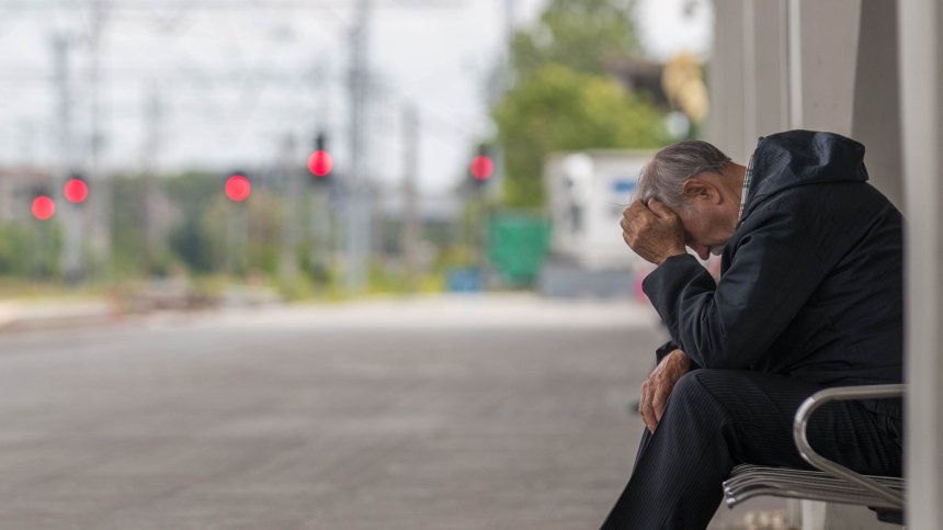 Хората са отчаяни заради спирането на влакове, които са връзка с децата им, с работата